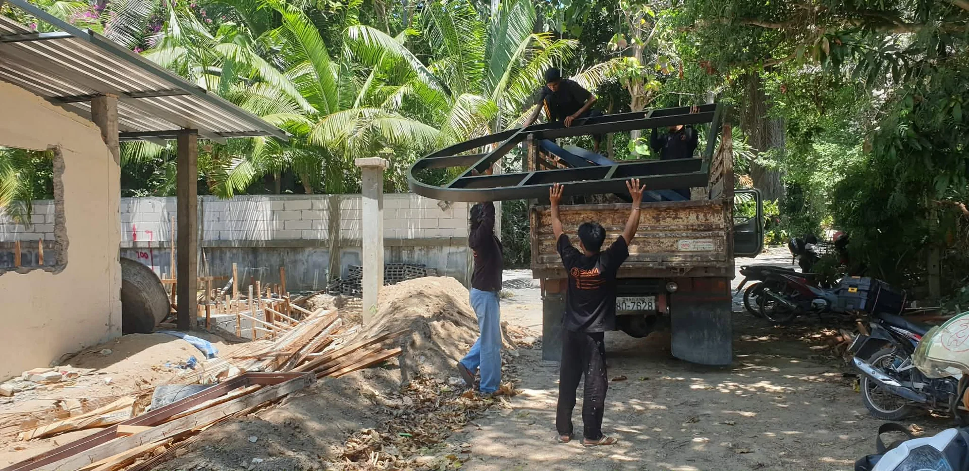 Unloading steel arch elements next to the building site in Chaweng