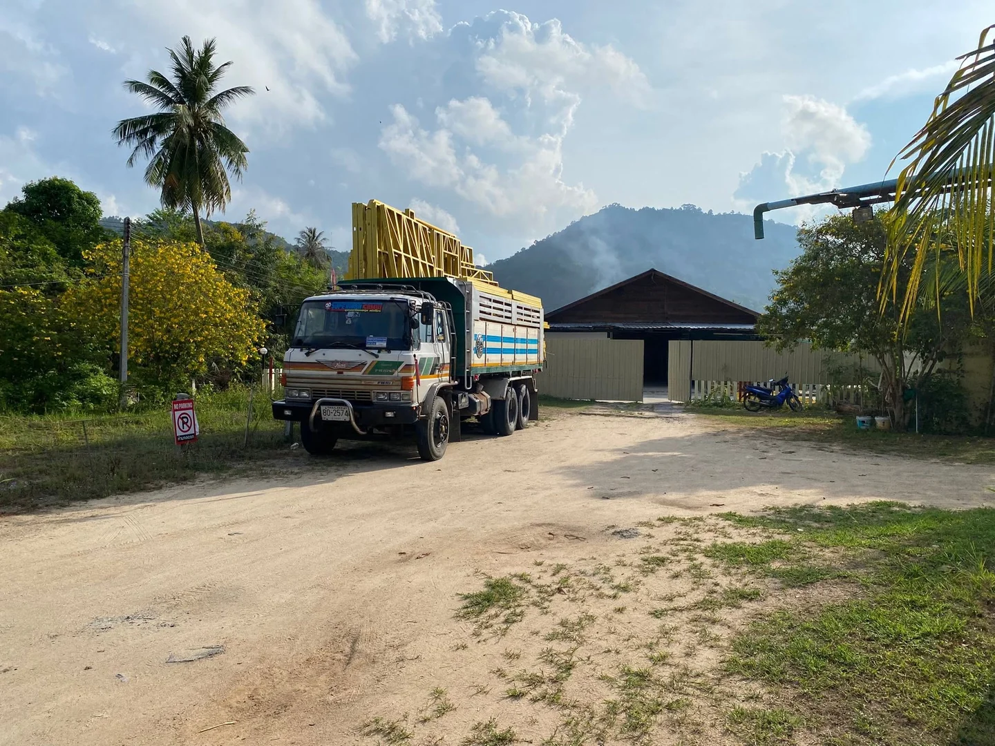 Hino Super FM18 สิบล้อโหลดสินค้าเสร็จ พร้อมออกเดินทางไปแหลมเชิงมน