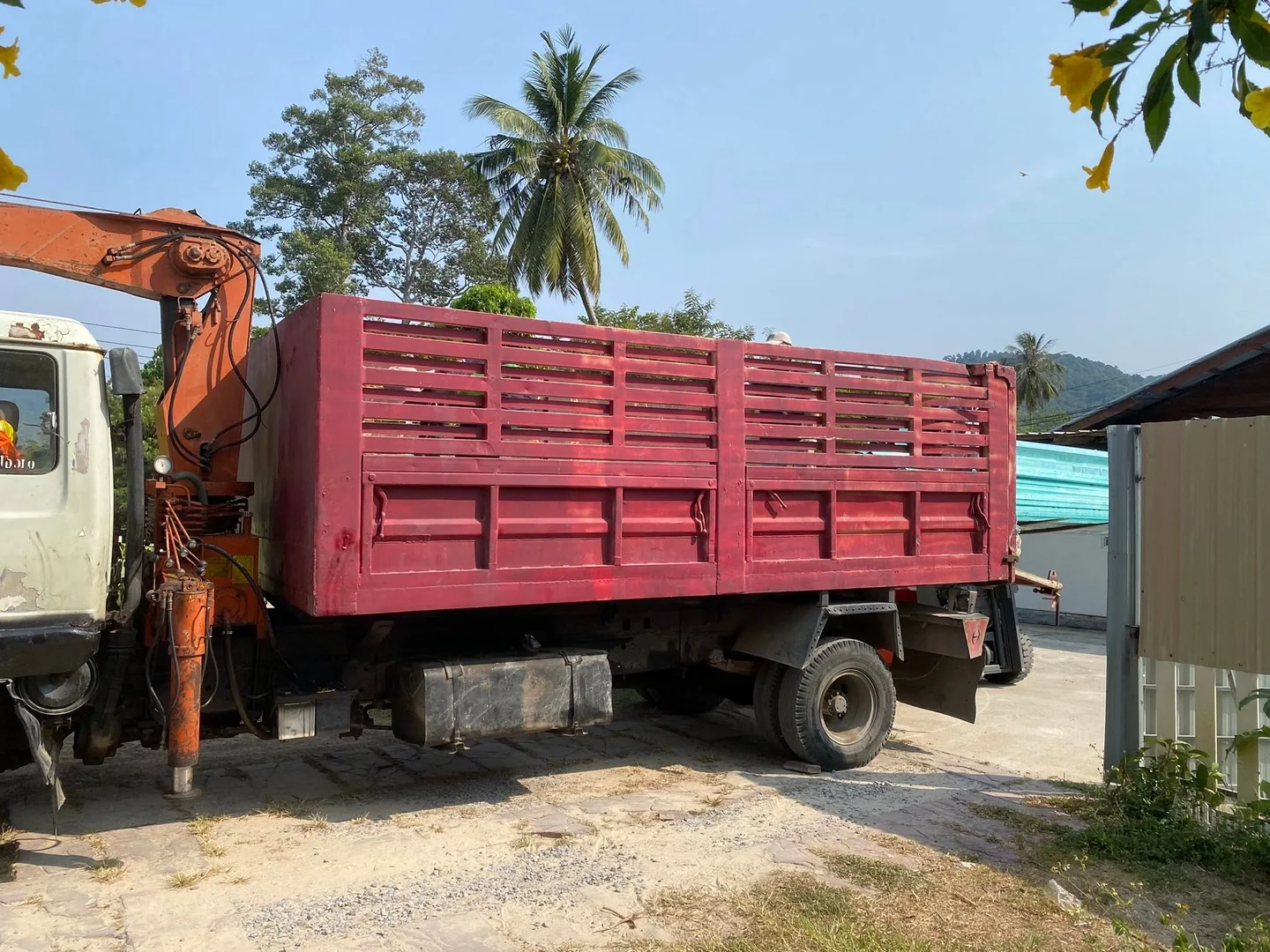 Hino Ranger 4D หกล้อรอรับการโหลดสินค้าที่คลังสินค้า