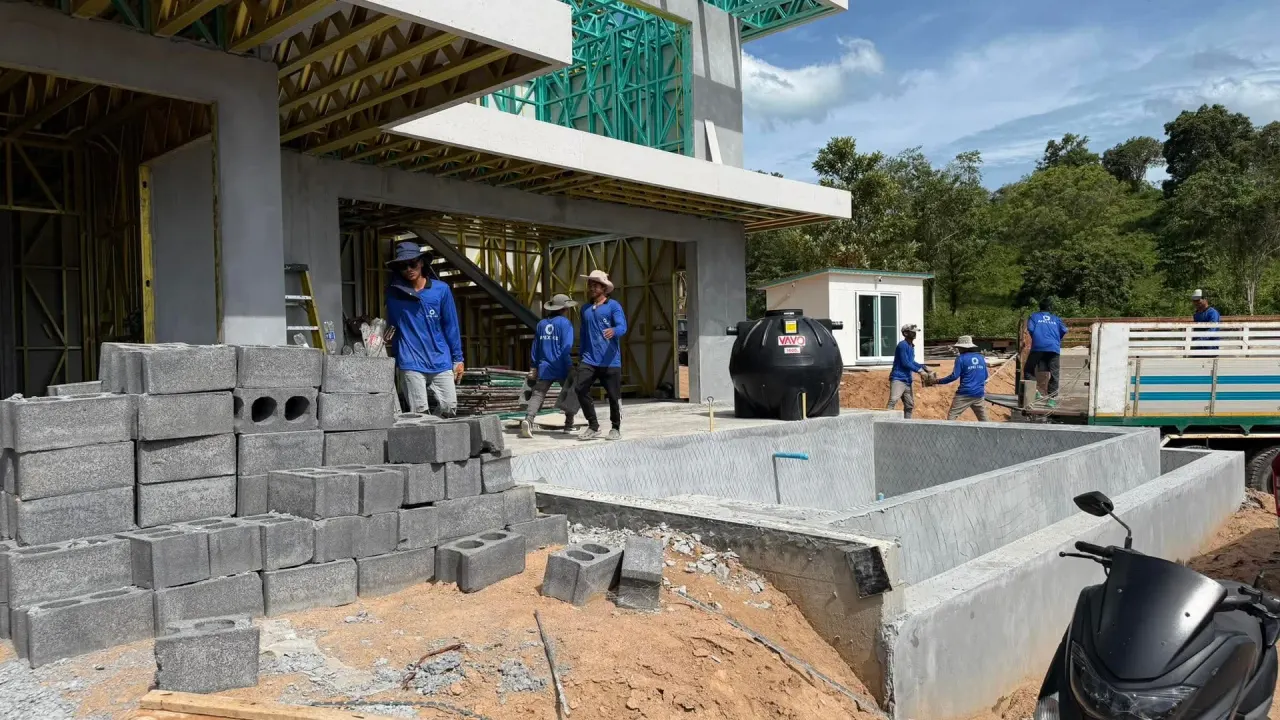 The construction crew taking delivery of the steel on site