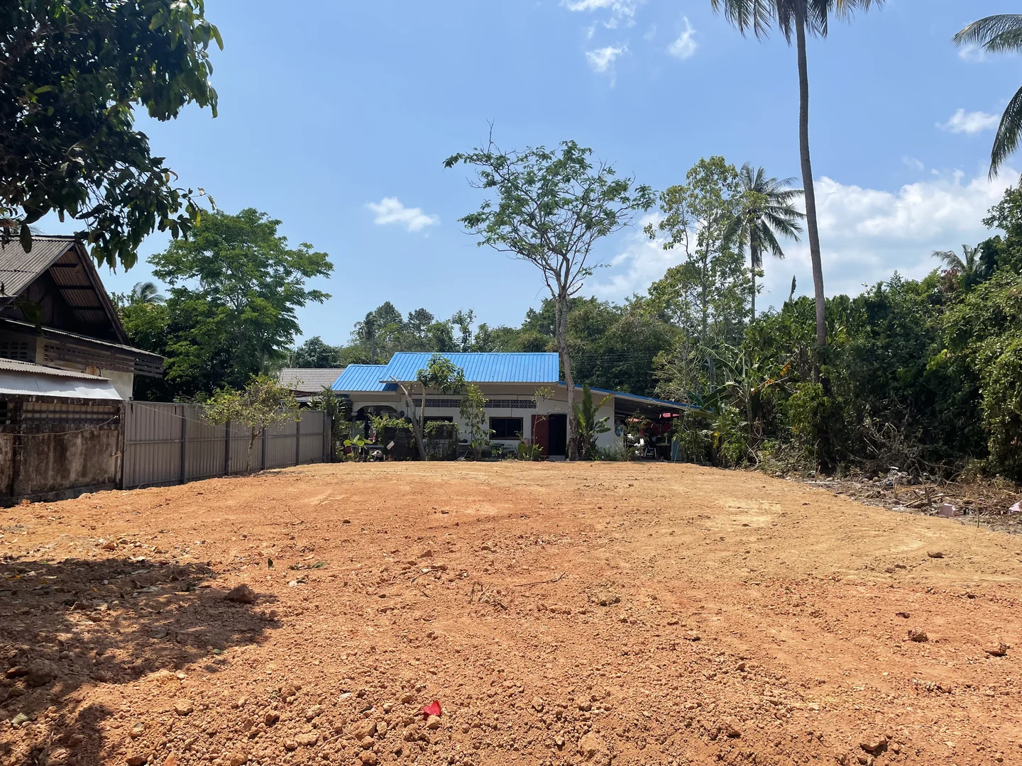 House demolition, backfill and site leveling in Lipa Noi
