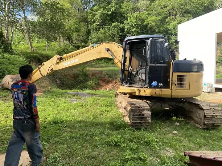 Komatsu PC128 excavator positioned and ready to dig the pool pit