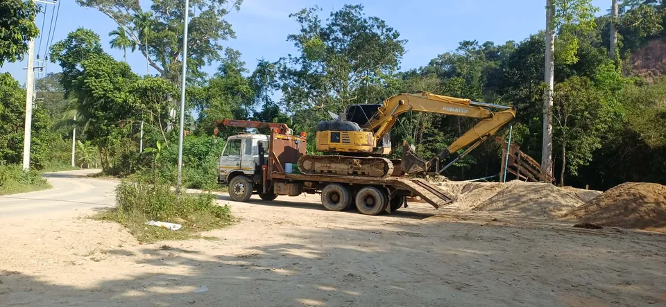 Transport and delivery of excavator to job site