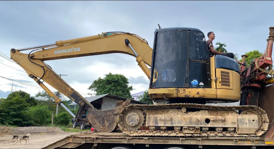 Heavy equipment transport using trailer to job site