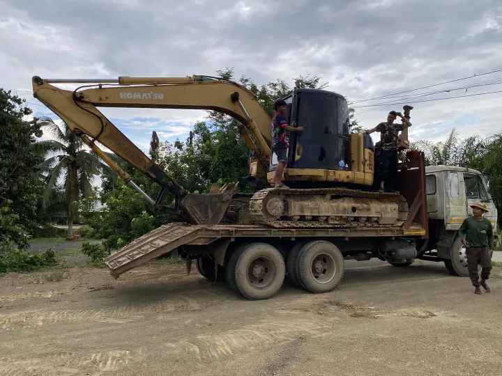 Transporting an excavator by trailer between construction sites